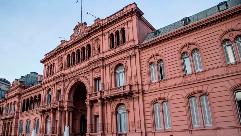 Imagem traz a Casa Rosada, sede da presidência da República Argentina, em Buenos Aires, para ilustrar reportagem sobre Quanto custa viajar para a Argentina?