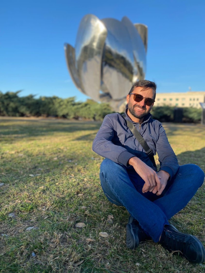 Foto do economista Gean Duarte em Buenos Aires para ilustrar reportagem sobre Quanto custa viajar para a Argentina?