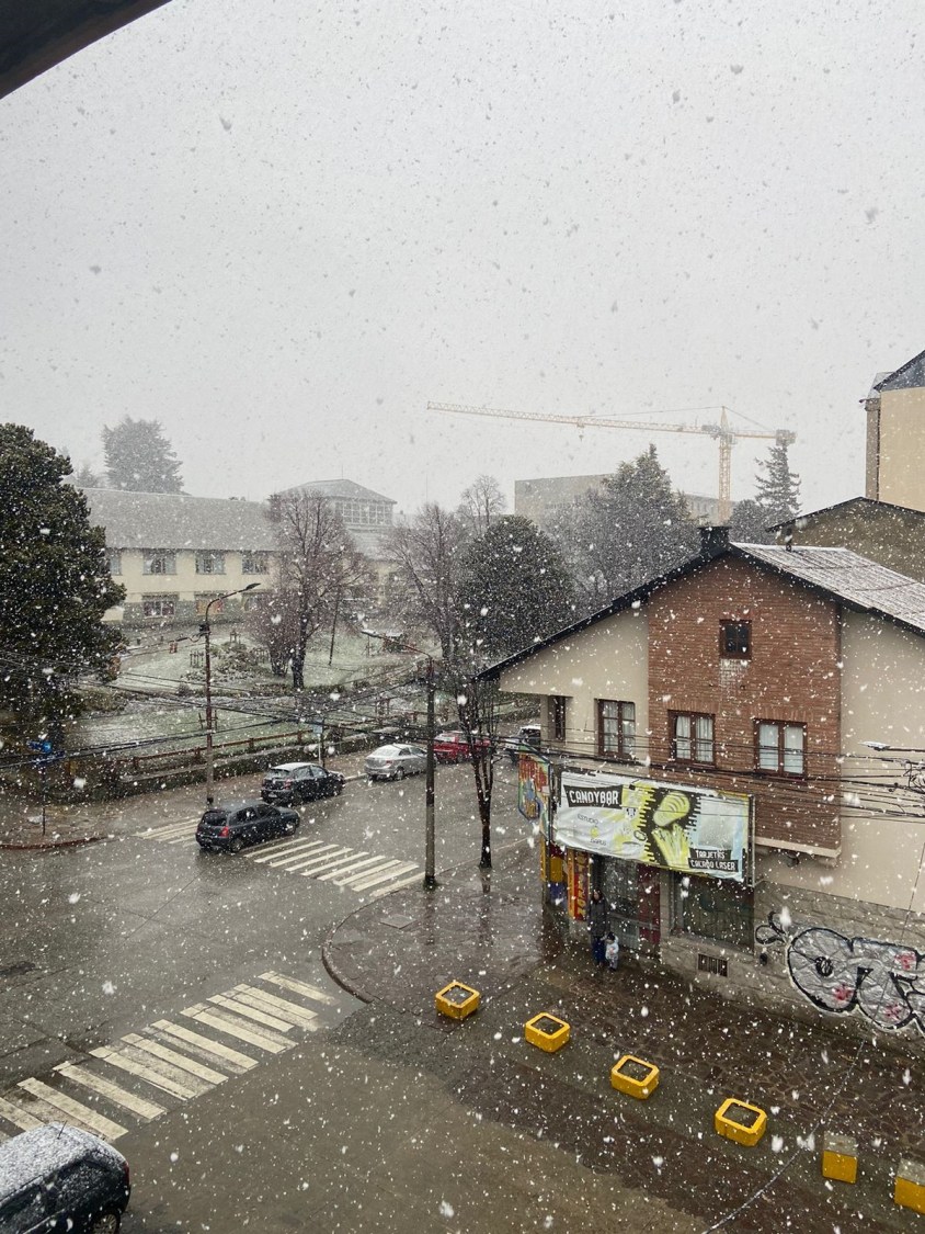 Foto mostra neve em Bariloche para ilustrar reportagem sobre Quanto custa viajar para a Argentina?