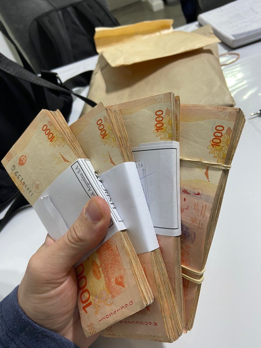 Imagem mostra notas de peso argentino para ilustrar reportagem sobre Quanto custa viajar para a Argentina?