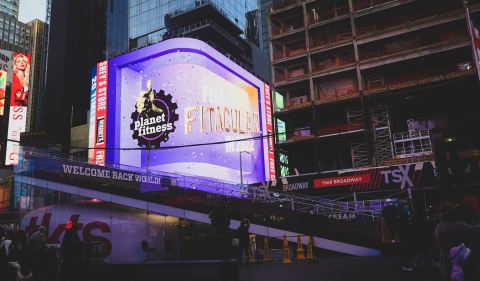 Planet Fitness em destaque na Times Square, em New York (Foto: Aiden Patrissi / Unsplash)