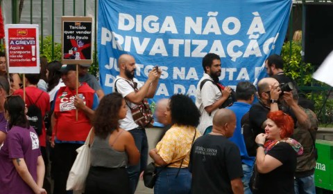 Assembleia unificada de categorias em frente a Câmara Municipal de São Paulo decide por greve contra privatizações no estado de São Paulo Foto:Paulo Pinto/Agência Brasil