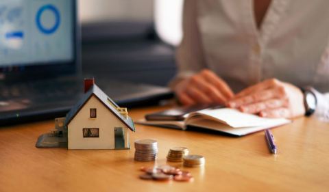 Fundos de renda fixa podem ser uma boa alternativa para aqueles que querem investir para comprar o próprio imóvel. (Imagem: Freepik)