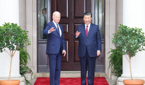 Joe Biden, presidente dos EUA, e Xi Jinping, presidente da China, posam para foto durante encontro bilateral em São Francisco, na Califórnia Foto: Ding Lin/Xinhua