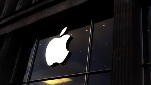 Apple desaba após problemas com inteligência artificial e vê novos desafios no horizonte
