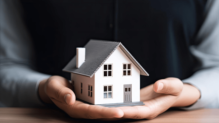 Maquete de casa em miniatura na mão de pessoa