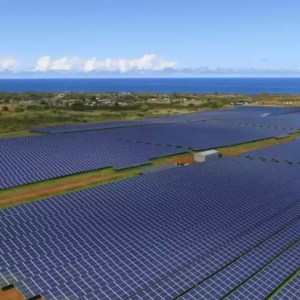 Foto de um campo solar com placas fotovoltaicas da AES Brasil (AESB3)