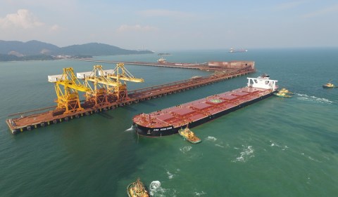 Valemax, um dos maiores graneleiros do mundo, posicionado em terminal na Malásia. Navio é usado pela Vale para embarque de minério para a Ásia Foto: Divulgação/Vale