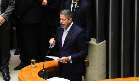 Arthur Lira (PP-AL), presidente da Câmara, discursa durante sessão solene do Congresso Nacional para promulgação da reforma tributária Foto: Marcos Oliveira/Agência Senado