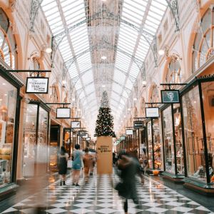 Corredor de um shopping decorado para o Natal.