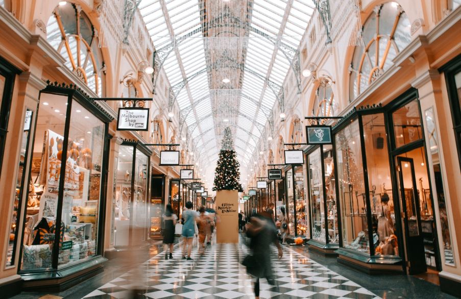 Corredor de um shopping decorado para o Natal.