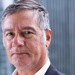 Foto de Werner Roger, gestor da Trígono Capital. Ele é branco e usa terno. A matéria trata da possível alta do Ibovespa em 2024.