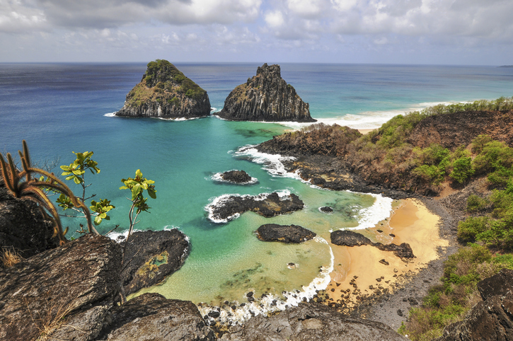 Imagem traz vista da ilha de Fernando de Noronha para ilustrar reportagem sobre os destinos mais caros do brasil