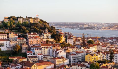 Prédios em Lisboa: quanto custa o aluguel em Portugal – Foto: Alexander Spatari/Getty Images)