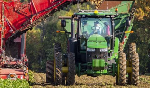 Colheitadeira e trator da Deere em operação em plantação na cidade de Frankenmuth, estado de Michigan, nos Estados Unidos Foto: Preston Keres/Escritório de Comunicações do Departamento de Agricultura dos EUA/Wikimedia Commons