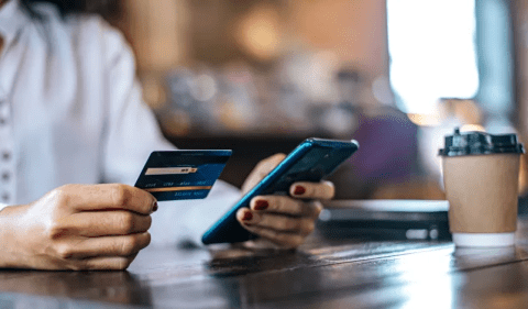 Em geral, bancos que permitem pagamento de boletos no crédito cobram tarifas e repassam o IOF, o que pode fazer a conta figar salgada para você. Foto: Freepik