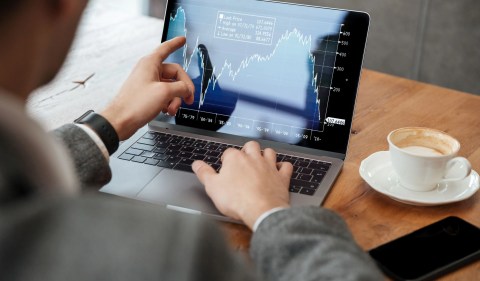 Clearing house - ou câmara de compensação - é uma ferramenta que garante a liquidação das operações, sendo acionada durante a compra e venda de ações - (Foto: Freepik)