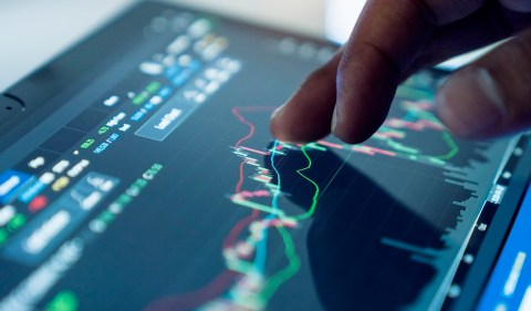 VALE3, ELET6 e RRRP3 estão entre as ações recomendadas pelos especialistas para investir em fevereiro. Foto: Thana Prasongsin/Getty Images