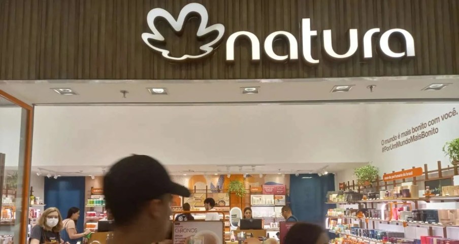 Foto de uma loja da rede Natura. A matéria mostra quais empresas pagam dividendos na agenda de abril de 2024.