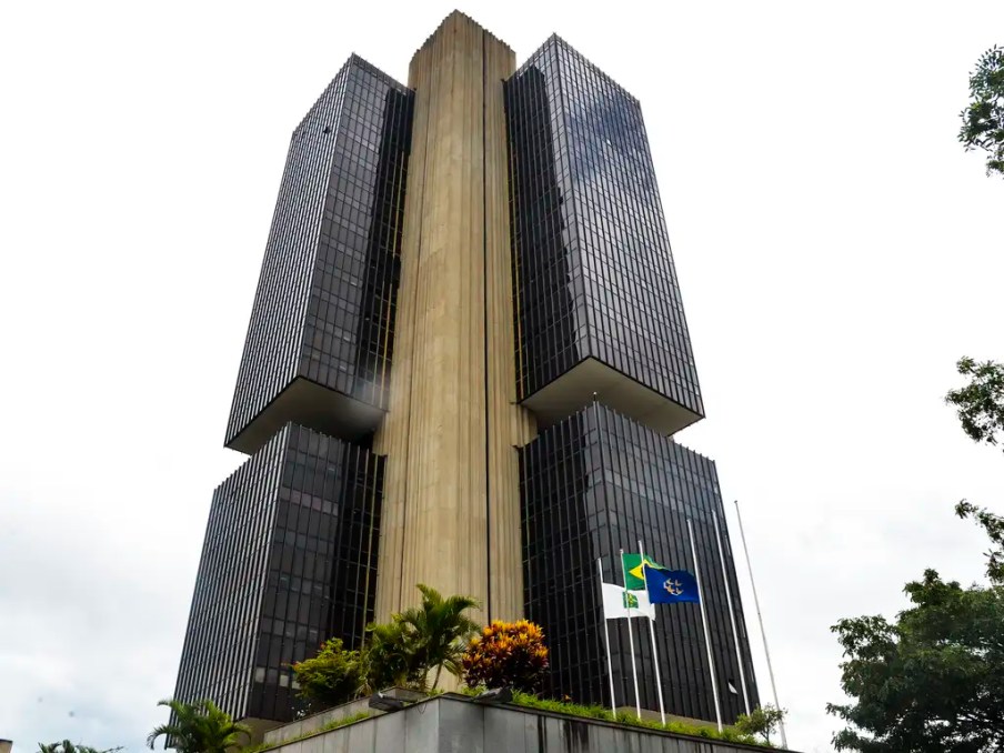Foto da fachada do edifício do Banco Central, em Brasília. A matéria explica diferentes retornos do Tesouro Direto com a Selic a 10,75%.