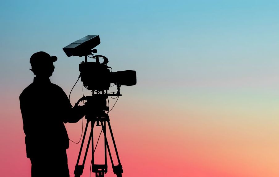 Imagem para a matéria sobre investir em filmes em que aparece a sombra de um homem com uma camera em sua frente.