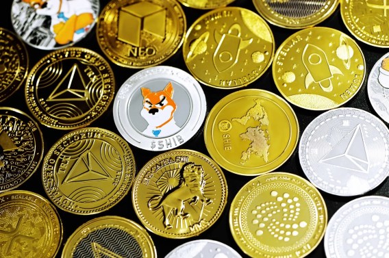 Imagem de várias criptomoedas para a matéria sobre as melhores criptomoedas para investir a longo prazo