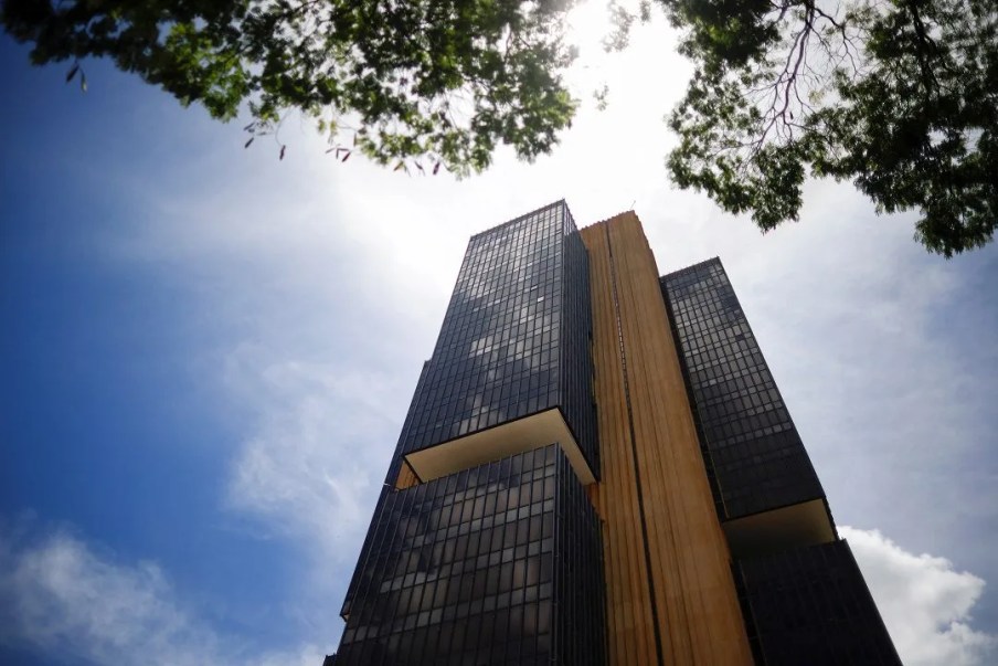 Foto da sede do Banco Central em Brasília. A matéria explica a repercussão do comunicado do Copom e como afeta a Selic
