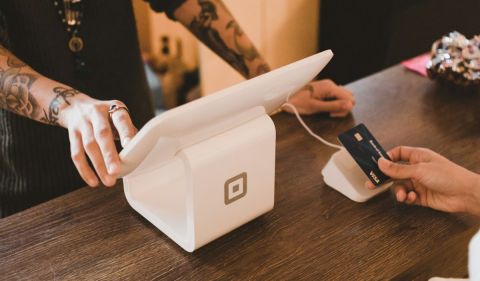Cartão de débito internacional pode cobrar IOF, mas ainda assim, é bem mais em conta do que o imposto cobrado pelo cartão de crédito - (Foto: Unsplash.com)