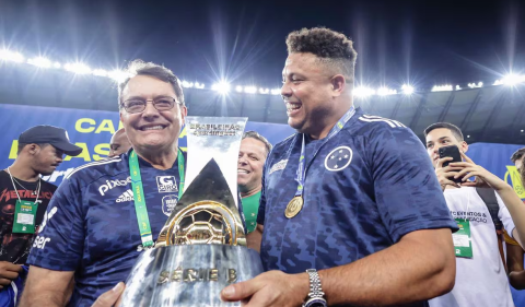 Pedro Lourenço, novo dono da SAF do Cruzeiro, comemora título da Série B com Ronaldo. Foto: Staff Images / Divulgação Cruzeiro