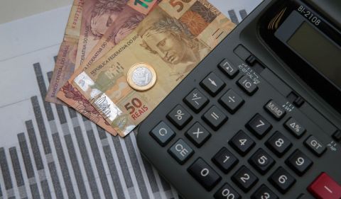 Especialista revela vantagens e desvantagens de investir em tesouro direto. Foto: Marcello Casal Jr/Agência Brasil