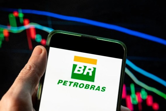 Foto de um celular com logo da Petrobras (PETR4). A matéria mostra o que esperar das ações da Petrobras após a demissão do CEO, Jean Paul Prates