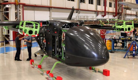Protótipo da Eve do eVTOL, sigla em inglês aeronave elétrica de pouso e decolagem vertical, no pátio de instalação da Embraer, em Taubaté. Foto: Divulgação/Eve