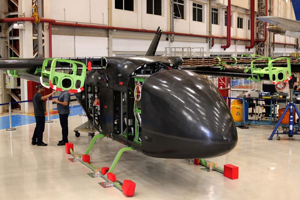 O que é um eVTOL? Reportagem mostra protótipo da Eve do eVTOL, sigla em inglês para aeronave elétrica de pouso e decolagem vertical, no pátio de instalação da Embraer, em Taubaté, no interior de São Paulo.