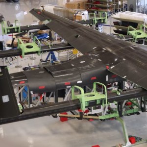 O que é um eVTOL? Reportagem mostra eVTOL, da Eve/Embraer, uma aeronave elétrica de pouso e decolagem vertical, que tem dimensões similares a de um helicóptero Bell 505, com 3.30m de altura, 10.30 de comprimento e 15.20 de envergadura.