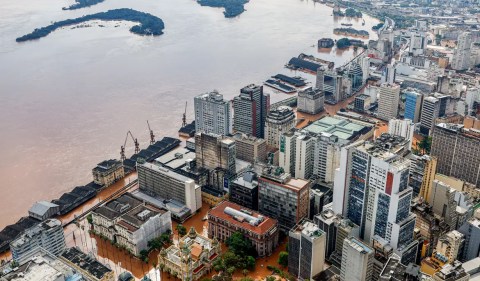 Caixa Econômica Federal disponibilizou funcionários para orientar vítimas das chuvas para acesso aos benefícios e direitos. Foto: Ricardo Stuckert/Presidência da República