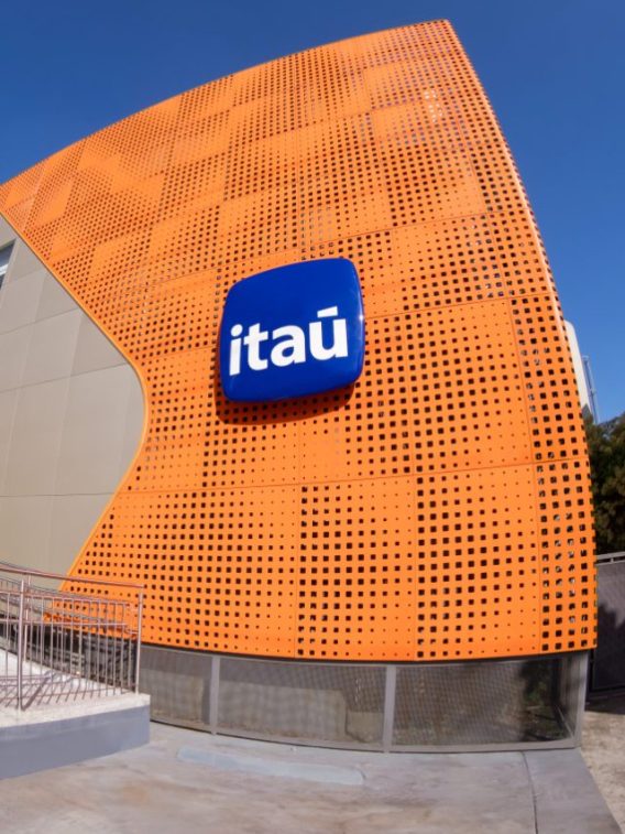 Nova fachada de agência do banco Itaú
