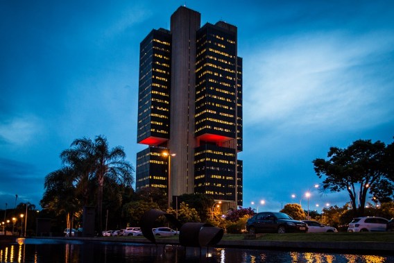 Foto da sede do Banco Central, em Brasília (DF). A matéria detalha revisões da taxa Selic, de juros básicos, em 2025.
