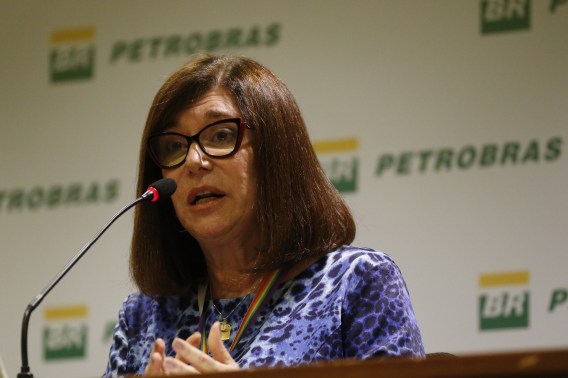 Foto da CEO da Petrobras (PETR3;PETR4), Magda Chambriard. Ela é mulher, usa óculos, usa vestido azul e fala ao microfone. Com a saída de Prates, investidores questionaram dividendos extraordinários.