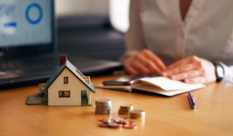 Entender se vale a pena investir em um imóvel para alugar requer uma análise realista da relação entre rentabilidade e riscos e conhecimento sobre a demanda imobiliária local. (Imagem: Freepik)
