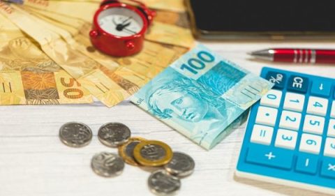 Notas de real e uma calculadora. (Foto: Getty Images)