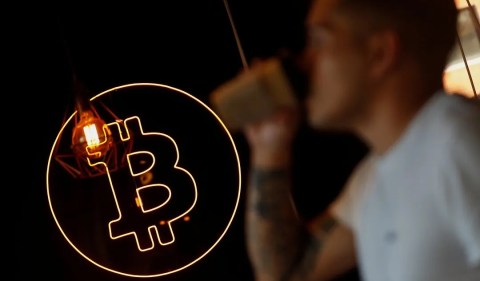 Educação financeira é o melhor caminho para você investir em bitcoins. Foto: Agustin Marcarian/Reuters