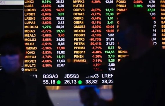 Foto da bolsa de valores do Brasil, a B3. A matéria explica como a falha cibernética global em 19/07/2024 fez com que XP e outras corretoras ficassem fora do ar.