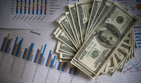 Como receber dinheiro do exterior? Plataformas online, bancos tradicionais e os Correios são opções (Foto: Freepik)
