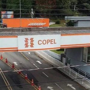 Foto dos logos da Copel, à esquerda, e da Eletrobras, à direita. A matéria explica como a mudanda na bandeira tarifária de Energia afeta empresas da bolsa de valores.