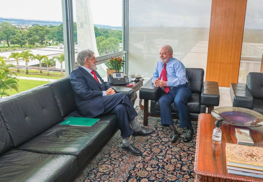 Lula escala Celso Amorim para acompanhar eleição na Venezuela