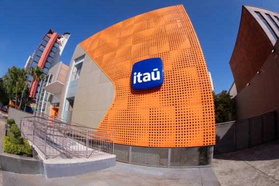 Foto da fachada de uma das agências do Itaú Unibanco.
