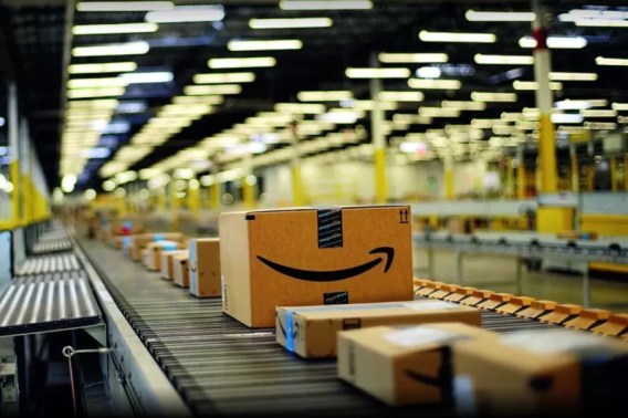 Imagem com embalagens da Amazon em esteira para ilustrar reportagem sobre tendências globais que podem ajudar o investidor