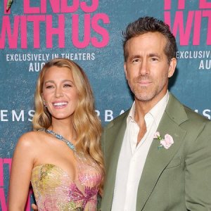 Foto de um casal. A mulher é loira e veste um vestido colorido, enquanto o homem está de terno.
