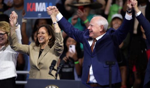 Kamala Harris (ao centro) atual vice-presidente dos Estados Unidos e candidata do Partido Democrata para as eleições presidenciais de 2024, ao lado de Tim Walz (à dir.), atual governador de Minnesota e indicado a vice na chapa liderada por Kamala Foto: Comitê Nacional Democrata/Wikimedia Commons