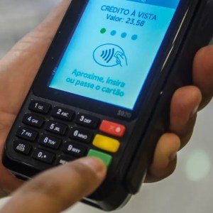 Máquina de cartão de crédito e débito para ilustrar conteúdo sobre o golpe da maquininha